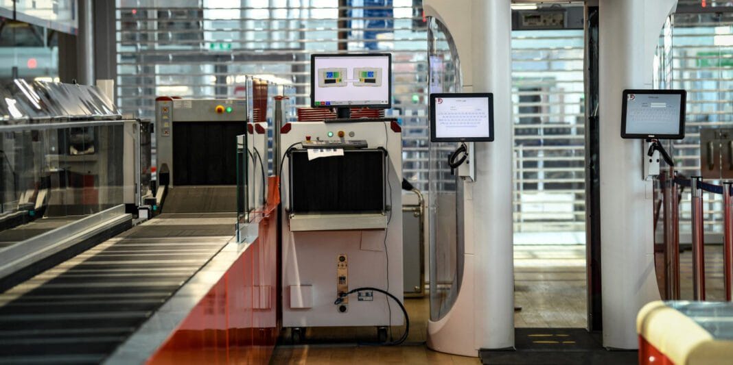 Scanner 3D pour contrôle de sécurité dans un aéroport moderne.
