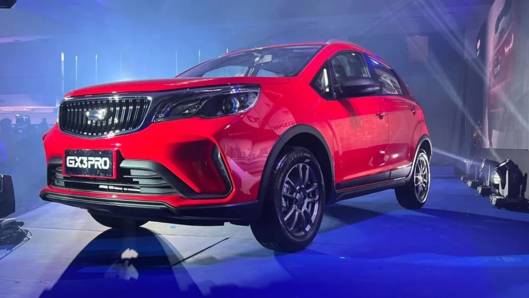 Geely Algérie : 3 000 Voitures en Route Vers les Consommateurs Voiture Geely GX3 Pro rouge exposée lors d'un salon automobile.