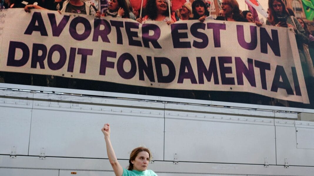 La France inscrit l’IVG dans sa Constitution – Une première dans l’histoire mondiale Manifestation féminine pour le droit à l'avortement en France.
