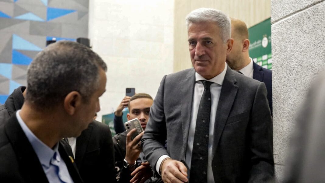 Vladimir Petkovic en discussion lors d'un événement public.