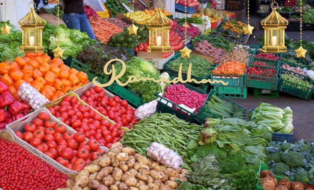 Marché coloré avec fruits et légumes frais et décorations festives Ramadan.