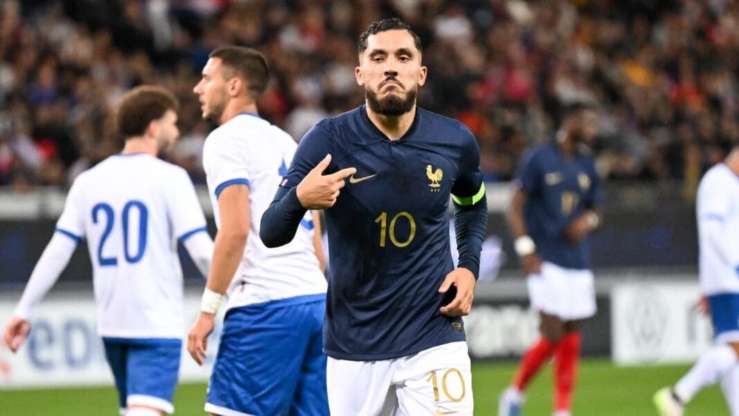 Équipes de France : Yacine Adli et Cherki ignorés par Deschamps et Thierry Henry Yacine Adli en tenue de l'équipe de France, faisant un geste de paix.