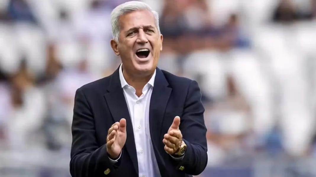 Vladimir Petkovic déroule sa stratégie pour la promotion des talents locaux Vladimir Petkovic encourageant lors d'un match de football.