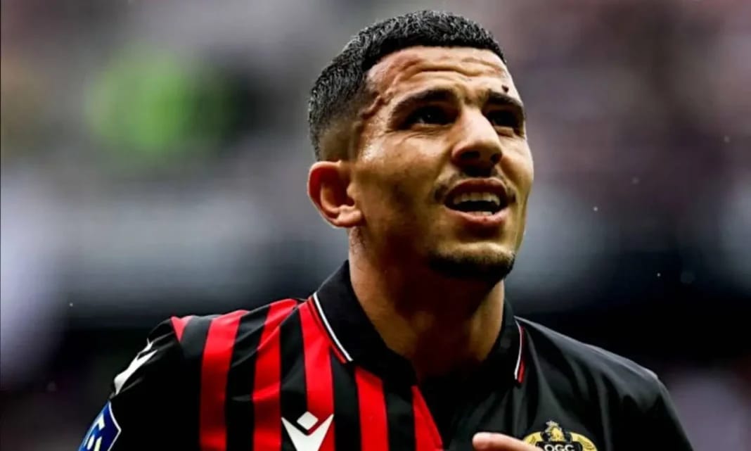 Youcef Atal lors d'un match avec l'équipe d'Algérie.