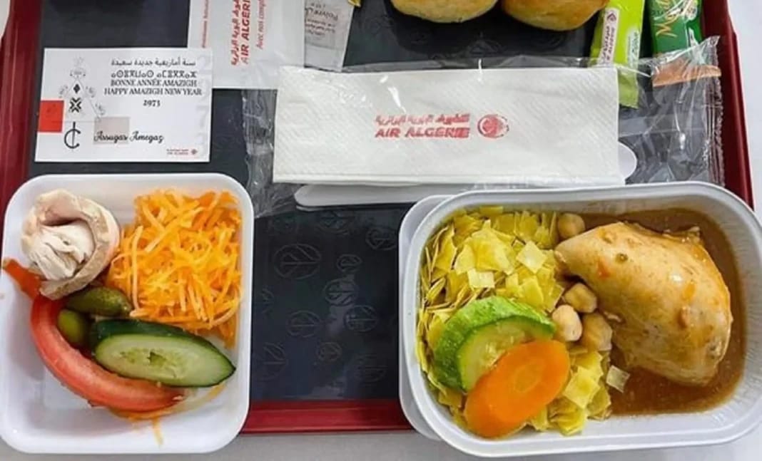 Repas de vol d'Air Algérie avec légumes et poulet pour le Ramadan.