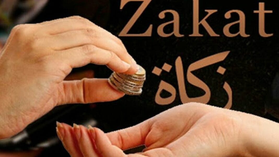 Voici le montant de la Zakat El-Fitr en Espagne pour l’Aïd El-Fitr 2024 Main déposant des pièces de monnaie pour la Zakat El-Fitr en Espagne.