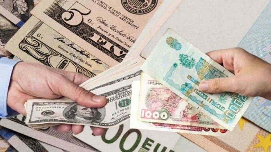 Échange de devises étrangères, dollars et dinars, en Algérie.