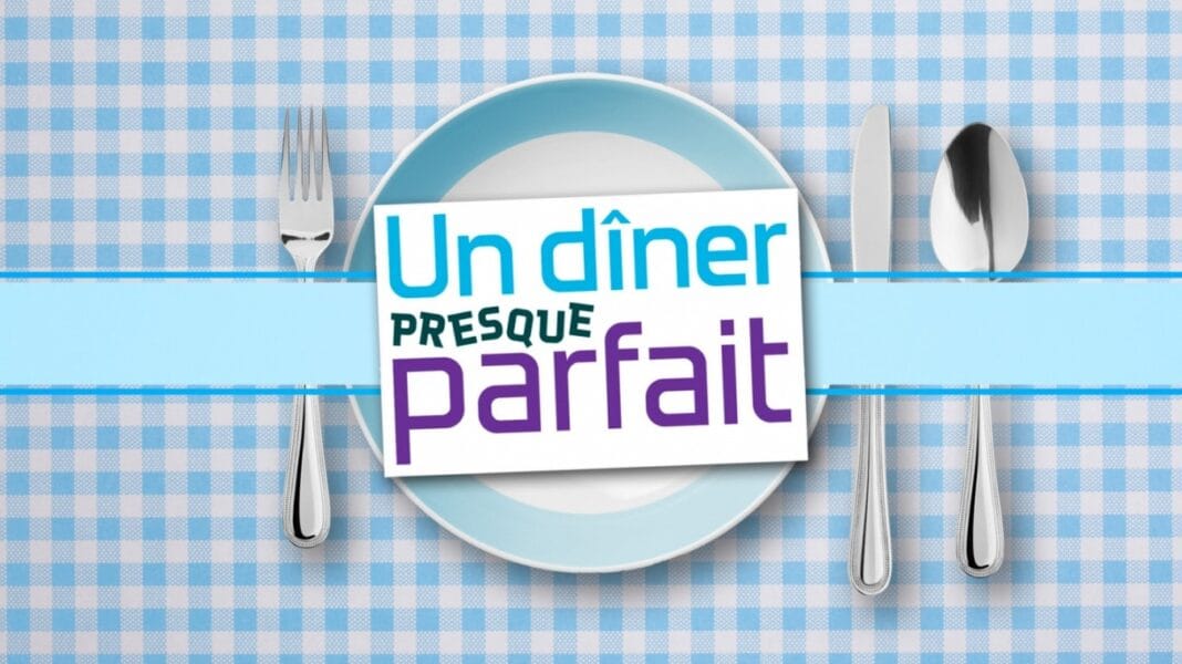 Assiette avec couverts et logo du dîner presque parfait pour Ramadan 2024.