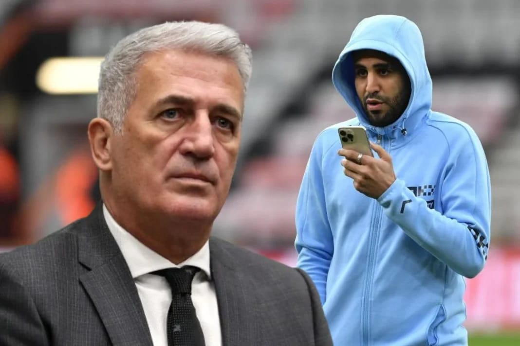 Mahrez et Ounas lors d'un match de football en Algérie.