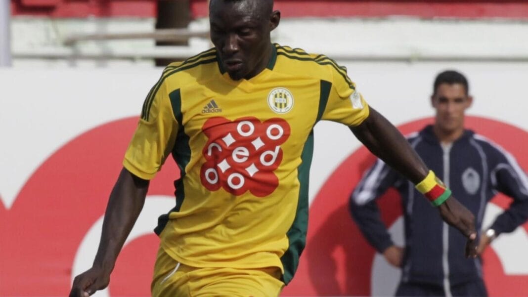 Sanctions après la mort d’Ebossé : la JS Kabylie en huis clos et sans stade jusqu’à la fin de la saison (Rétro) Joueur de la JS Kabylie en action lors d'un match de football.