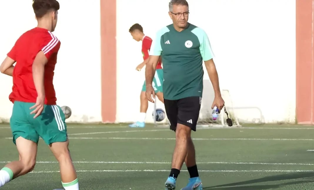 Scandale en Algérie : Le sélectionneur U20 gifle ses joueurs en plein match (vidéo) Entraîneur de football donnant des instructions lors d'un entraînement.