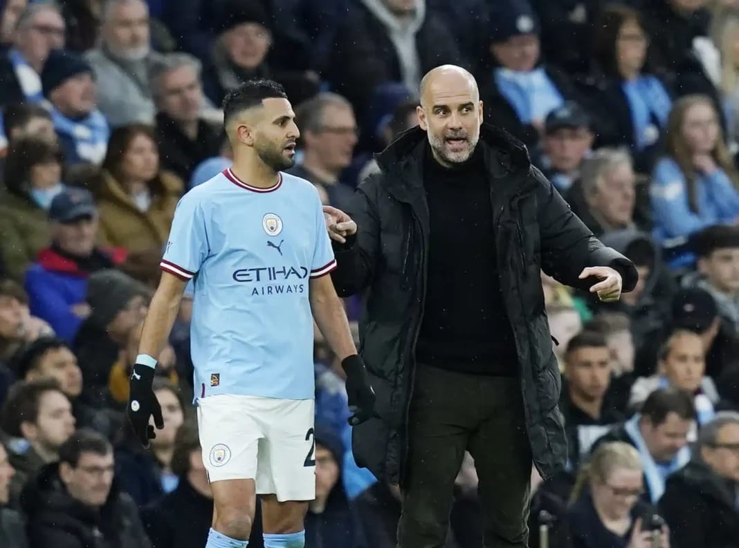 Départ de Riyad Mahrez de City : Guardiola n’a pas encore trouvé le remède Riyad Mahrez avec l'entraîneur Guardiola lors d'un match de football.