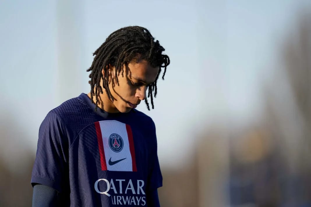 Ethan Mbappe, un départ du PSG qui fait parler Ethan Mbappe portant le maillot du PSG lors d'un entraînement.