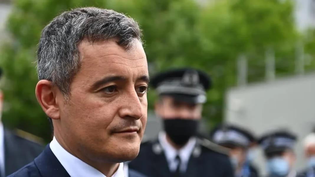 Gérald Darmanin : Conflits Imminents dans les Relations Algérie-France Gérald Darmanin en discussion avec des policiers en extérieur.