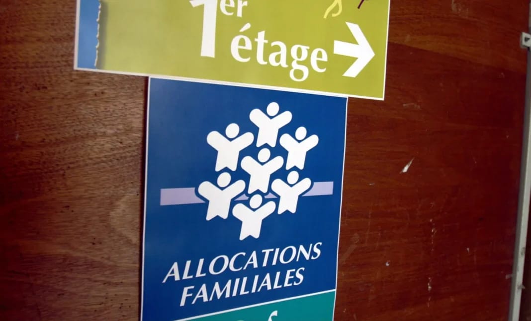 Lutte contre les fraudes : la France durcit ses conditions d’octroi d’aides sociales Panneaux indiquant l'orientation vers les allocations familiales et le premier étage.