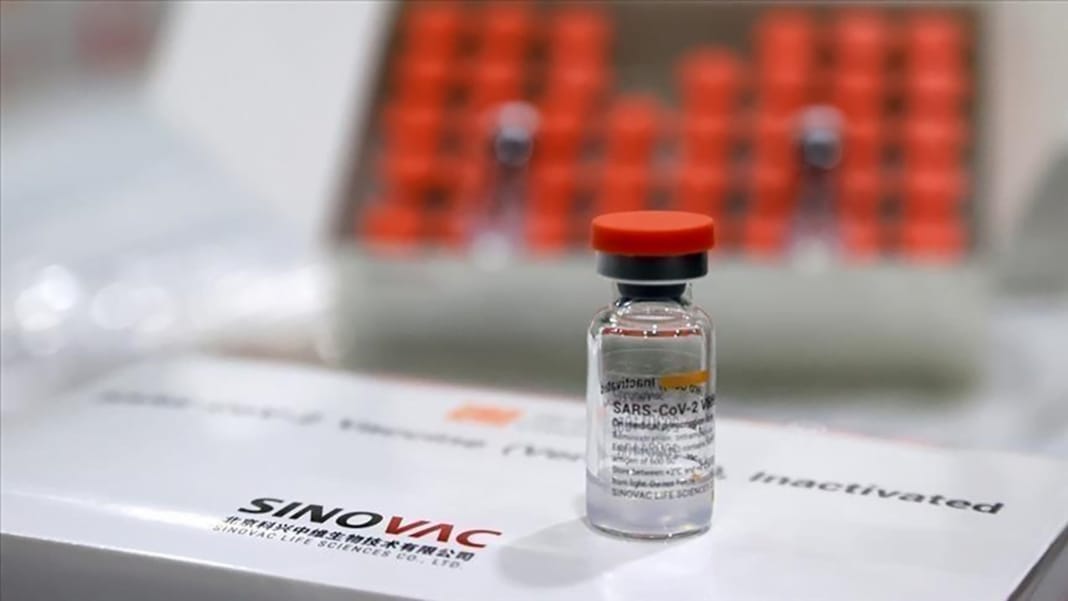 Vial de vaccin contre la grippe SARS-CoV-2 en laboratoire algérien.