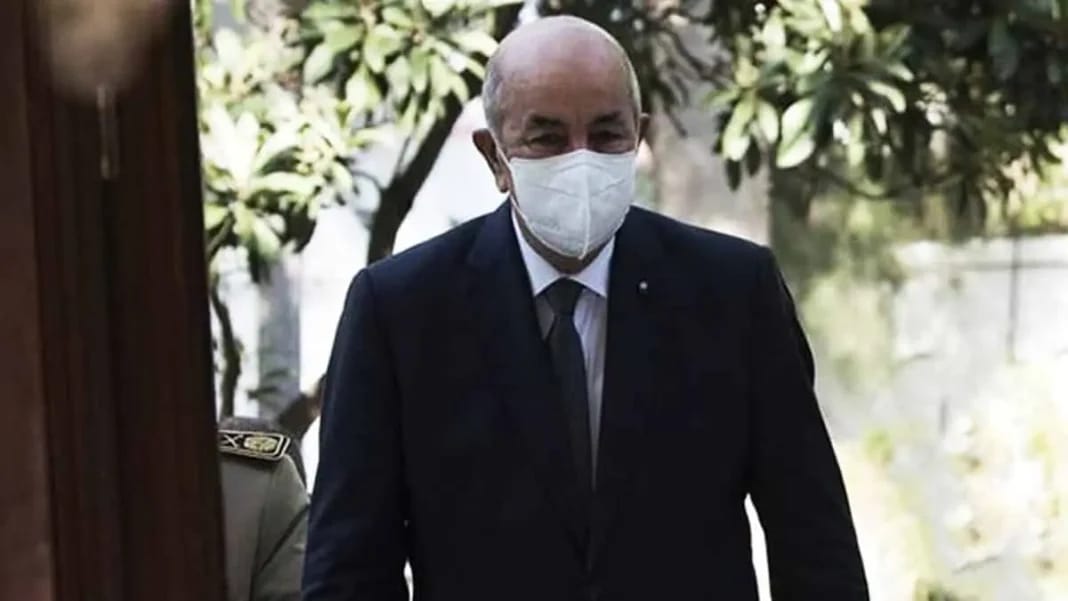 Secteurs médical et paramédical : Abdelmadjid Tebboune entreprend de grandes réformes Abdelmadjid Tebboune portant un masque lors d'une visite officielle.