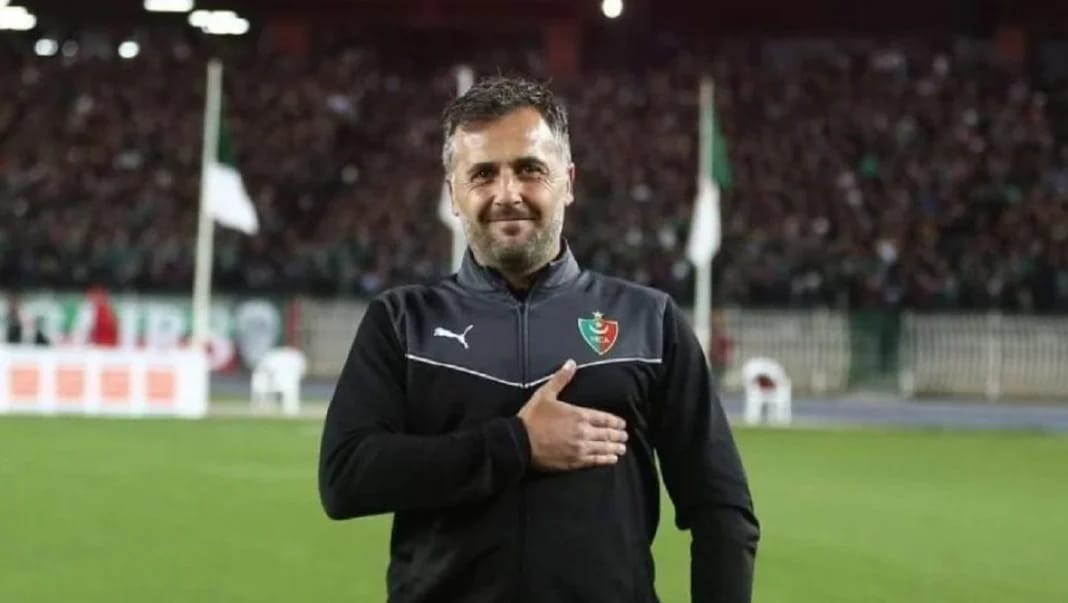 Ligue des Champions CAF : Patrice Beaumelle auteur d’une scène intrigante Patrice Beaumelle, entraîneur de football, sur le terrain.