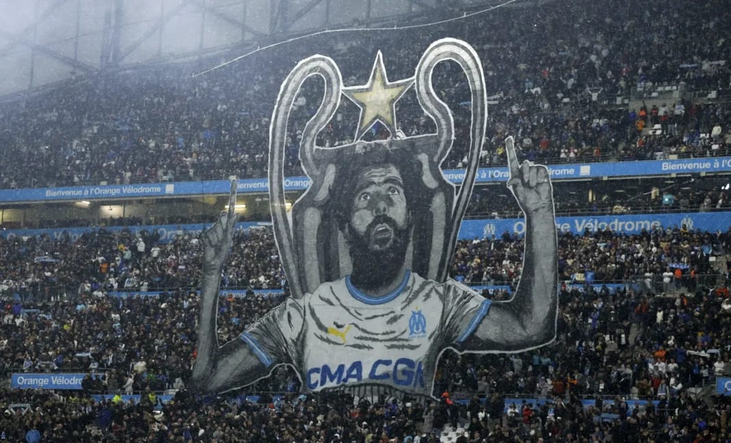 Tifo controversé à Marseille : Hommage à Redouane Bougheraba lors du Classico OM-PSG Tifo dans le stade Marseille lors du Classico OM-PSG.