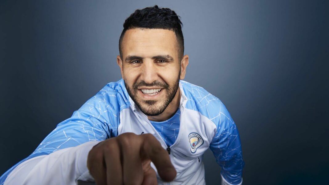 Mahrez rejette catégoriquement un retour en Premier League ! Mahrez souriant, pointant vers la caméra, en maillot d'équipe.