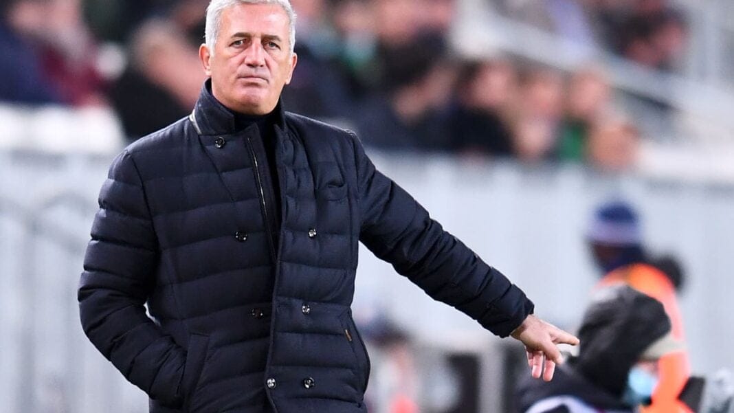 Entraîneur de l'équipe d'Algérie lors d'un match important.