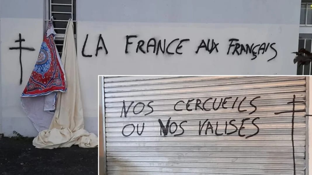 France : 2 mosquées subissent la bassesse d’actes racistes Graffiti sur un mur dénonçant le racisme et la violence contre les musulmans en France.