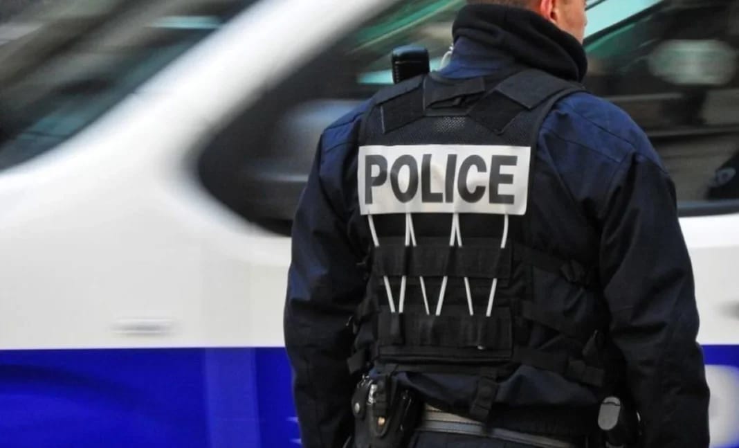France : un algérien de 29 ans froidement abattu. La raison… Agent de police en uniforme avec gilet pare-balles.