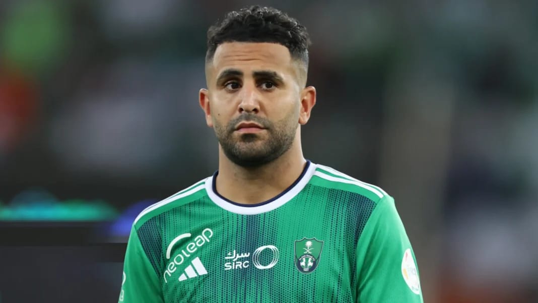 Riyad Mahrez portant le maillot vert de l'Algérie.