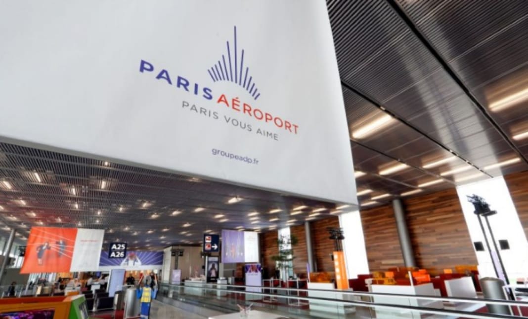 Vue intérieure de l'aéroport de Paris avec signalisation pour les Jeux Olympiques 2024.