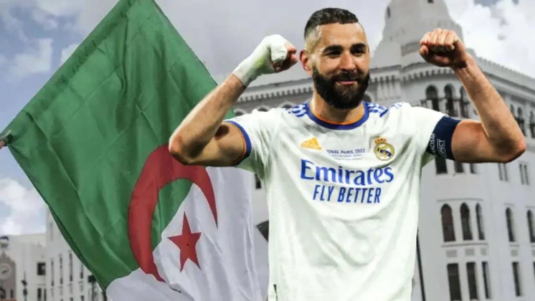 Karim Benzema célèbre avec le drapeau algérien à Bejaïa.