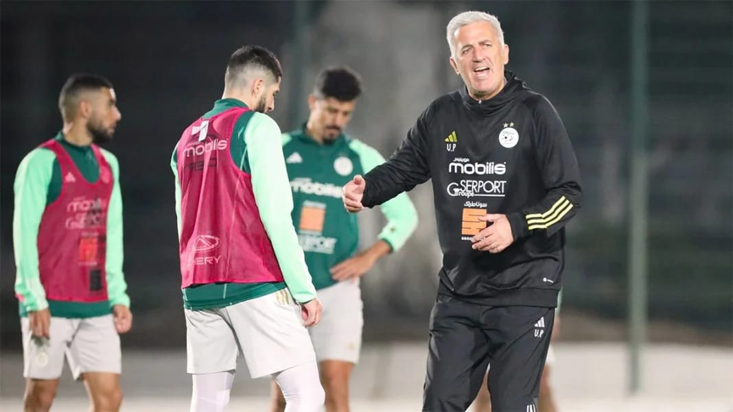 Vladimir Petkovic en train de donner des instructions à ses joueurs lors d'une séance d'entraînement.