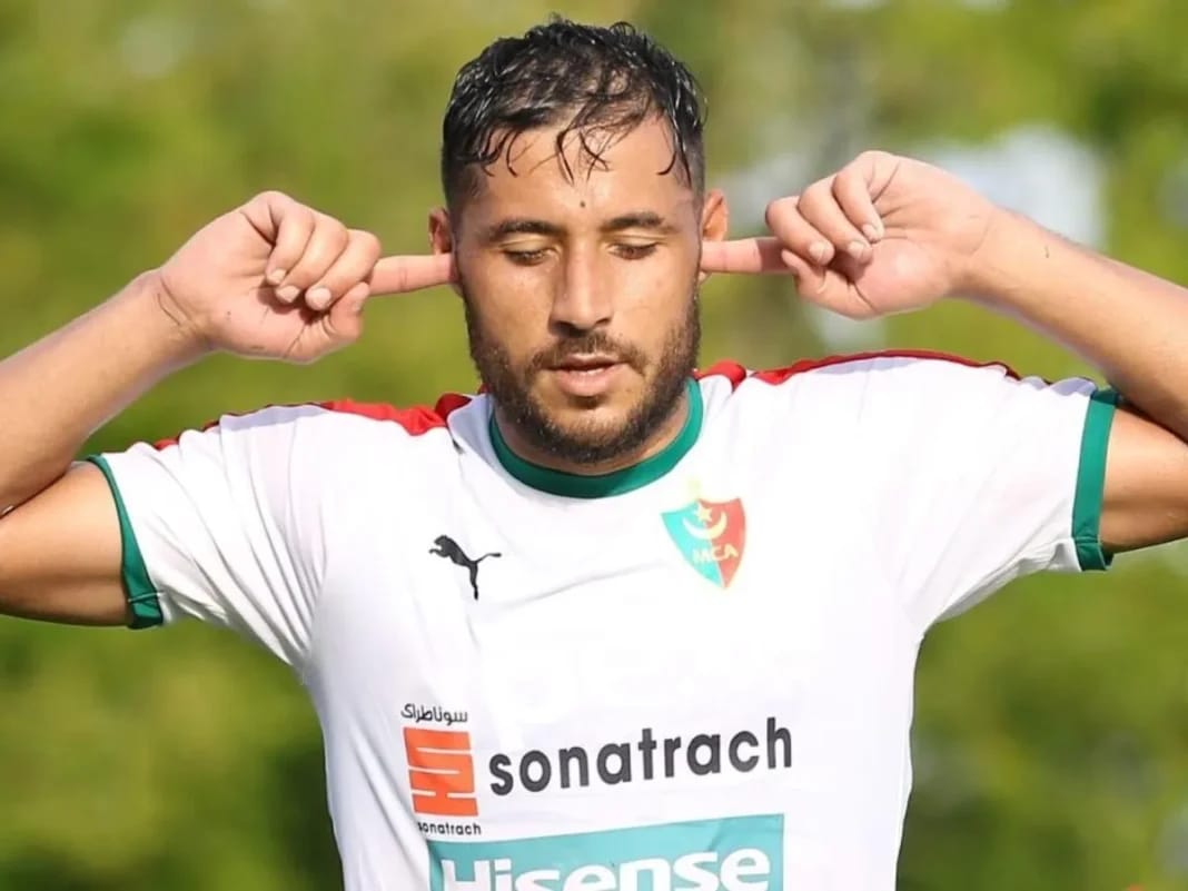 Youcef Belaili couvre ses oreilles avec ses doigts lors d'un entraînement.