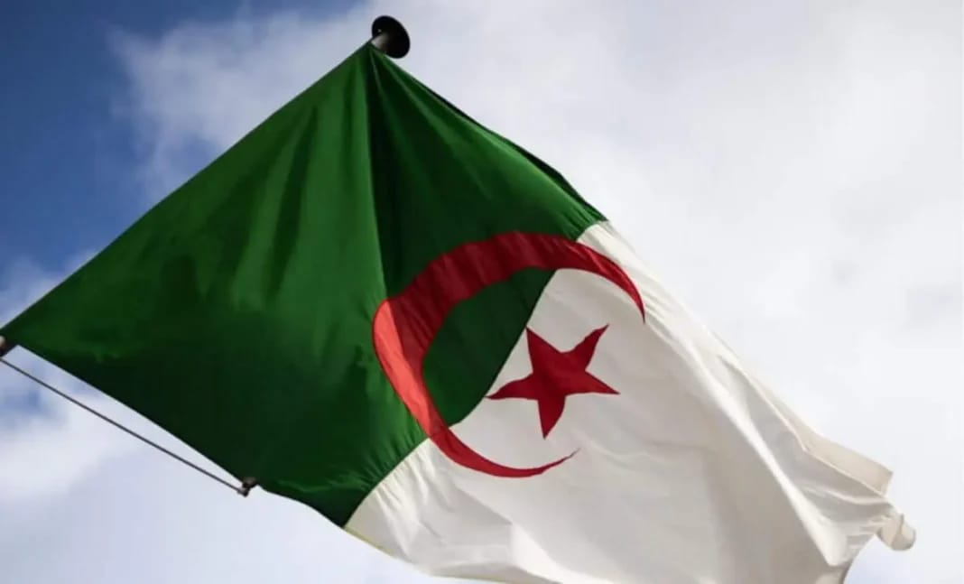 62ème anniversaire de l’indépendance de l’Algérie : hommage au plus grand pays d’Afrique Drapeau algérien flottant dans le ciel avec nuages.