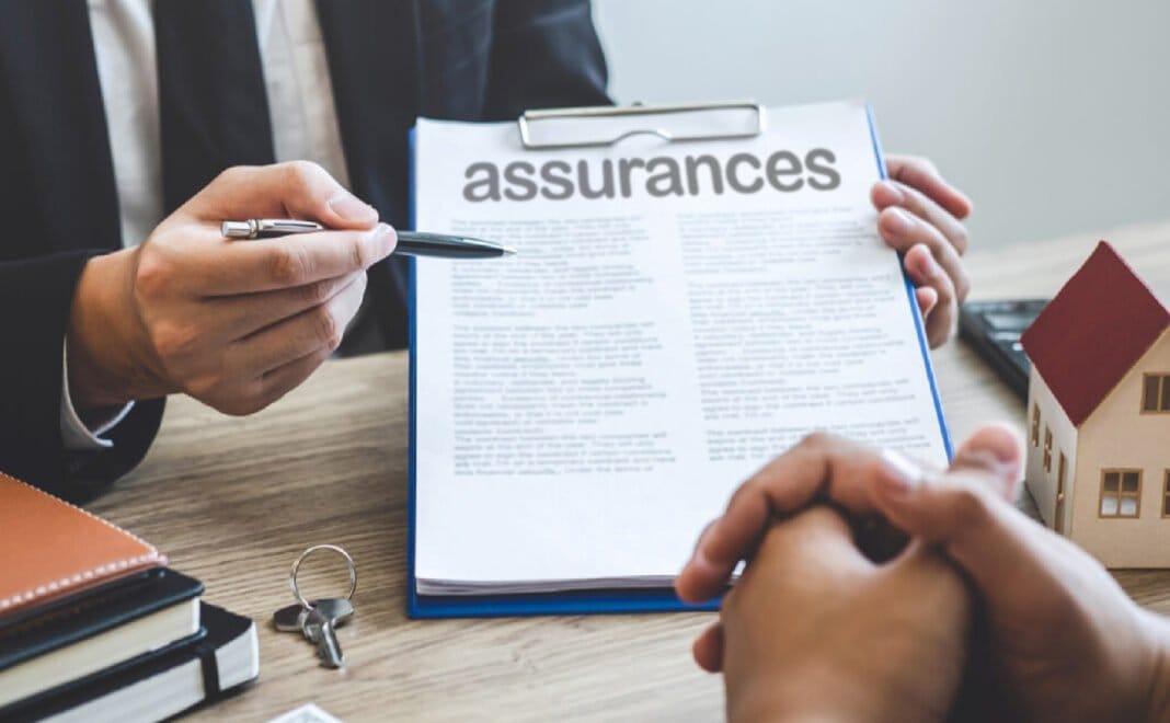 Algérie : un événement international en vue, la 14e conférence annuelle d’Aman Union Personne expliquant un contrat d'assurance avec un stylo.