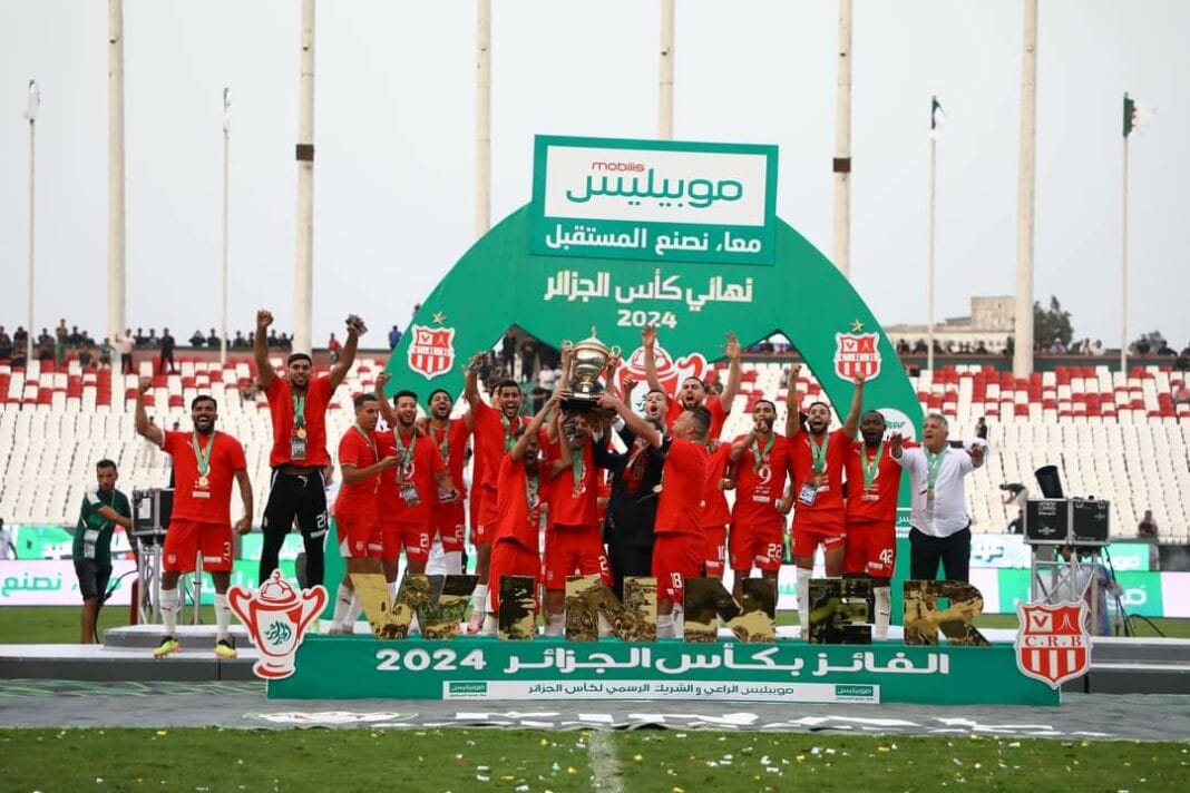 L'équipe du CRB célèbre sa victoire avec le trophée en finale 2024.