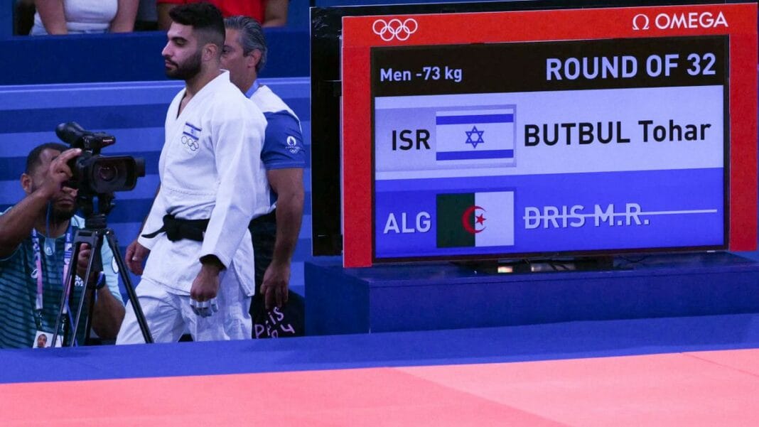 Judoka algérien Dris Messaoud lors de la compétition de judo aux JO de Paris 2024.