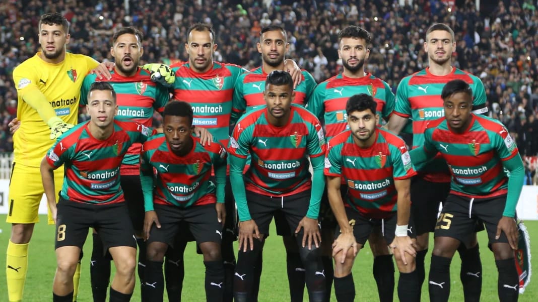 MC Alger renforce son staff technique avec l’expertise du Français Gilles Morisseau Groupe de joueurs du MC Alger lors d'un match de football.