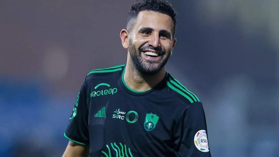 Riyad Mahrez adresse un message spécial aux supporters d’Al-Ahli : un geste de leadership qui confirme le rôle du Fennec Riyad Mahrez souriant en maillot d'équipe lors d'une rencontre.