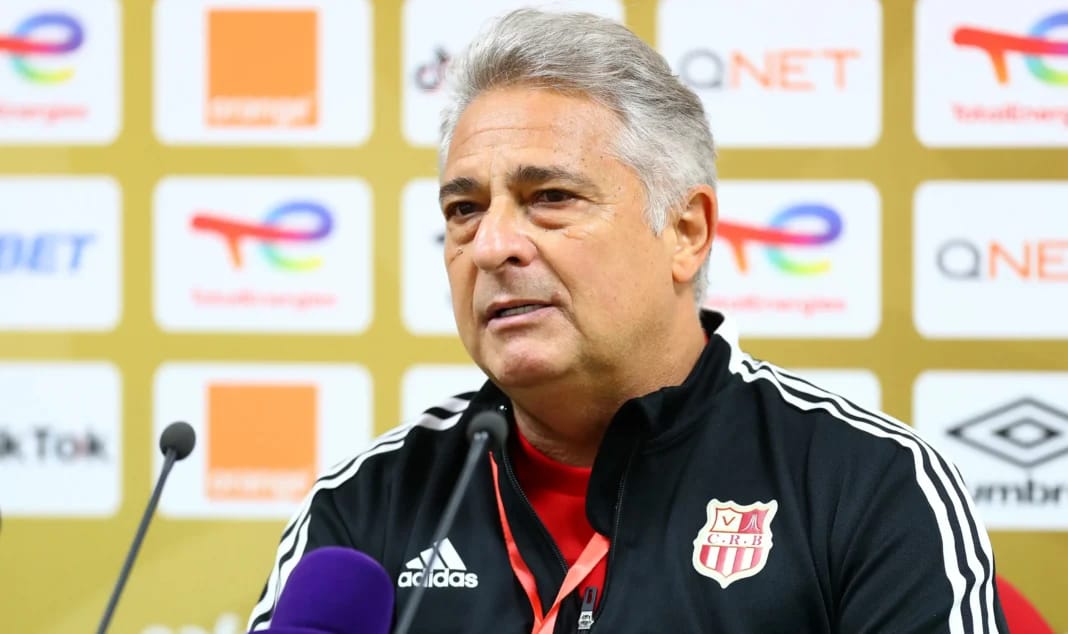 Marcos Paquetá, entraîneur, lors d'une conférence de presse sportive.