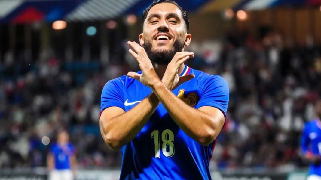 Rayan Cherki en route pour l’Angleterre? Le prodige Lyonnais sur le point de franchir un gros cap Rayan Cherki, joueur lyonnais, célébrant un but avec enthousiasme.