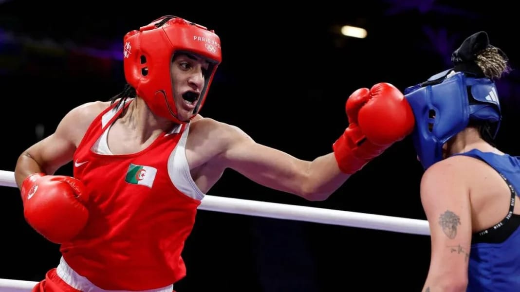 Boxeuse féminine en plein combat avec un adversaire.