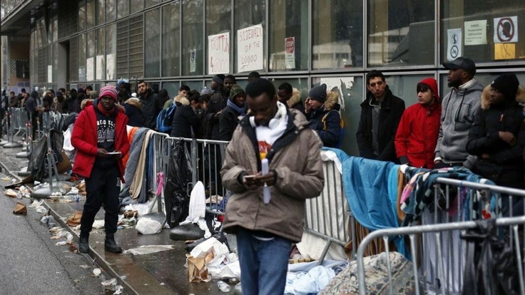 Personnes en file d'attente à l'aéroport ou centre d'immigration en France.