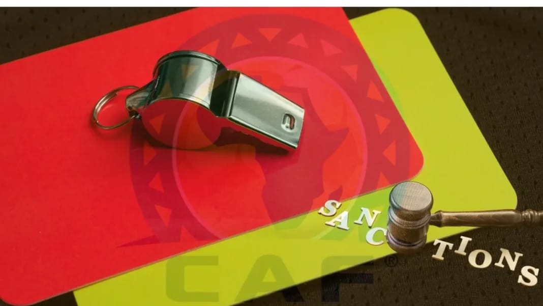 Ce n’est pas tôt! La CAF inflige une lourde sanction au Maroc ! Clé de sécurité, gavel et lettres sanctions sur fond coloré.