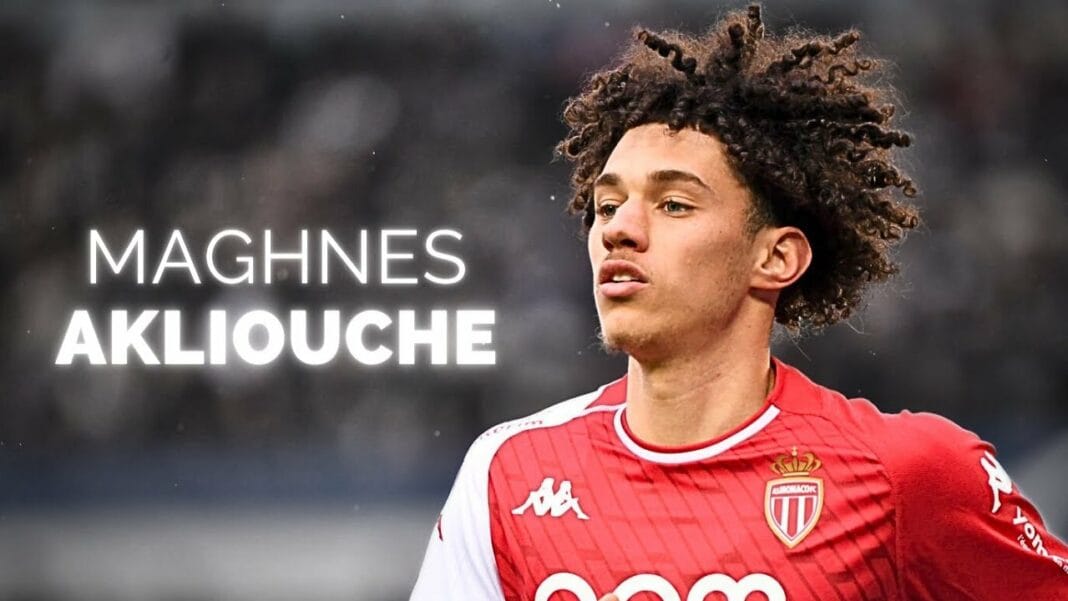 Vladimir Petkovic face à la controverse : Maghnes Akliouche bientôt perdu pour l’Algérie ? Maghnes Akliouche joueur de football en action avec le maillot de l'AS Monaco.