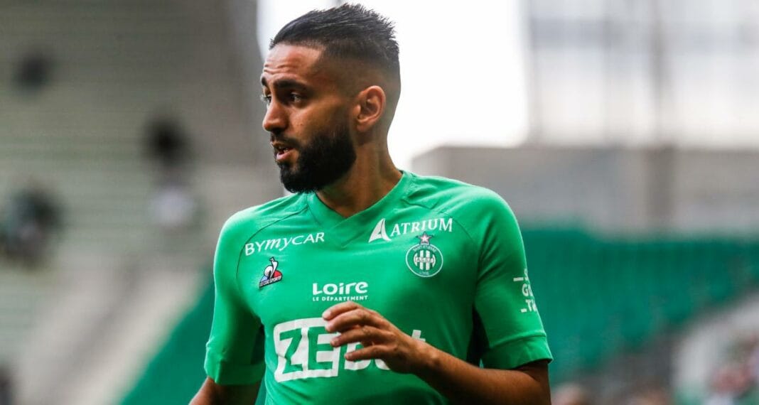 Riyad Boudebouz au MC Alger : Une Offre Tentante en Cours de Négociation Riyad Boudebouz joueur du MC Alger lors d'un match de football.