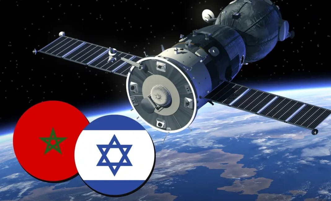 Satellites espions en orbite avec drapeaux du Maroc et d'Israël.
