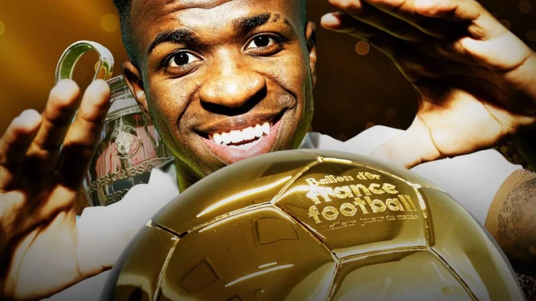 Vinicius Júnior tenant le Ballon d'Or 2024, sourire et célébration.