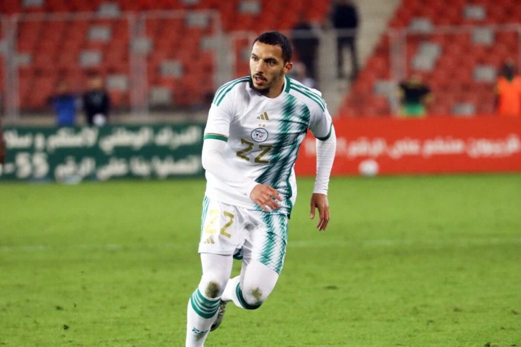 Ismaël Bennacer sur le terrain lors d'un match de football.