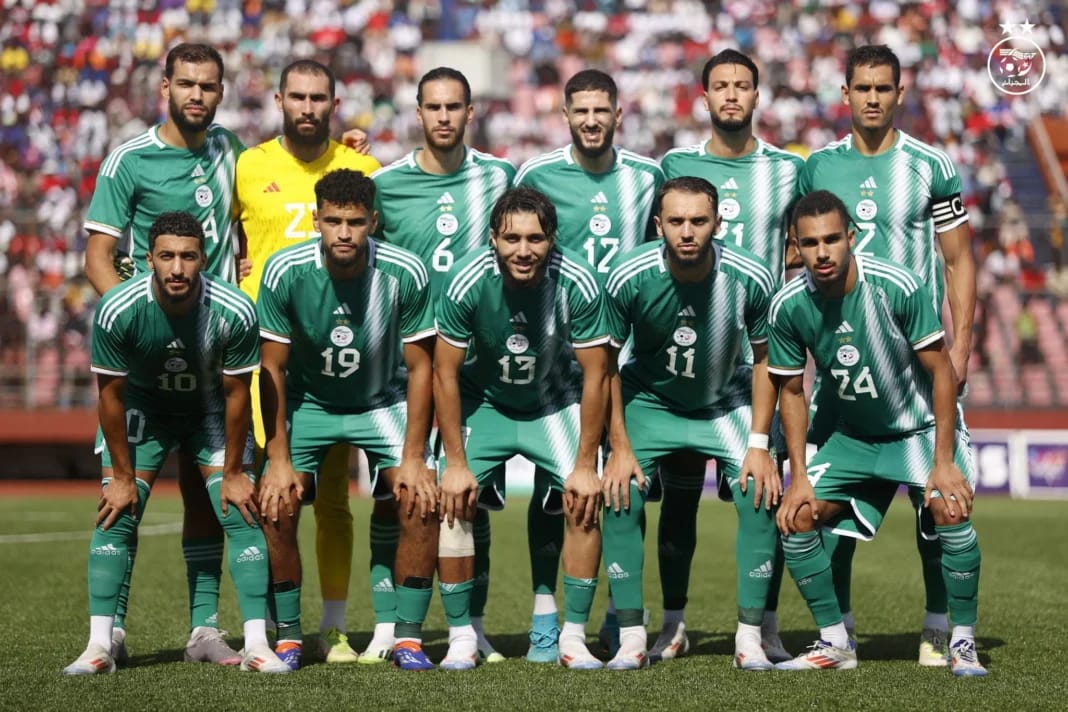 CAN 2025 : Gros coup en vue pour l’Algérie Groupe de joueurs togolais en uniforme vert sur le terrain.