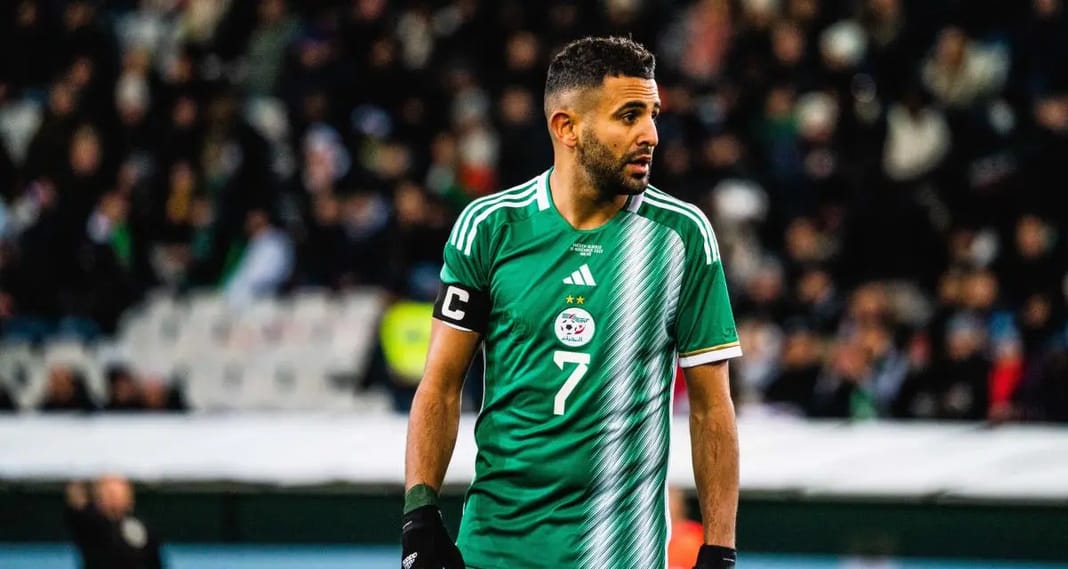 Riyad Mahrez portant le maillot de l'Algérie, en pleine action sur le terrain.